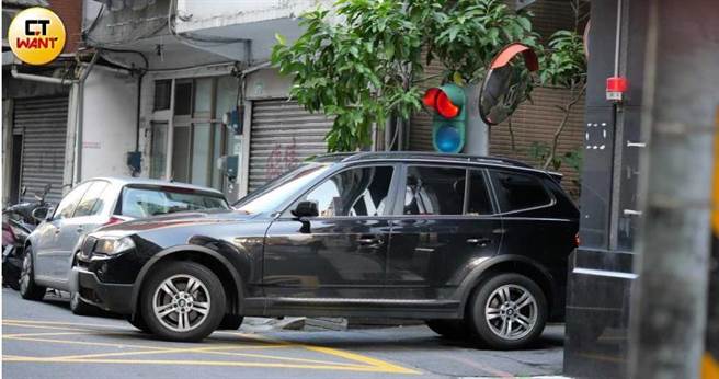 从林韦君家出来的张勛杰，这次开的是自己的车。（图／本刊摄影组）