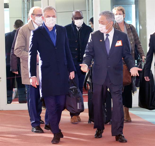法国国民议会前议长、现任友台小组主席戴扈杰（Francois de Rugy，左二）等6位跨党派国民议会议员15日抵台访问，外交部次长田中光（右二）前往桃机国宾门接机。（范扬光摄）
