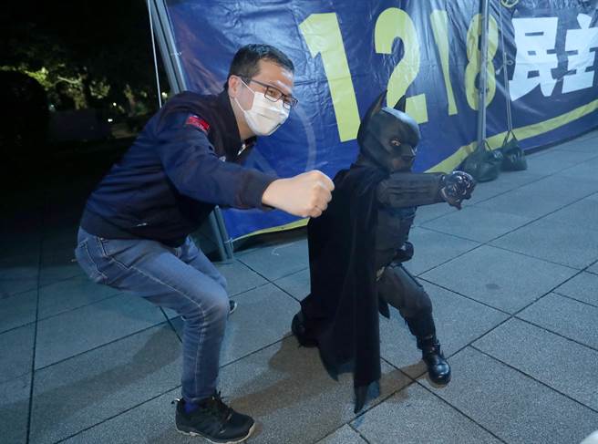 為了四大公投展開夜宿活動的台北市議員羅智強(左）。(資料照/鄭任南攝）