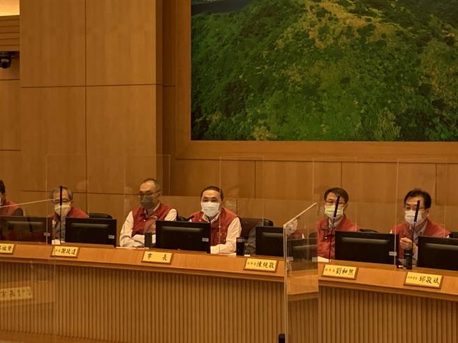 春节专案新北启动联合稽查 侯友宜：违规必定重罚。（叶德正摄）