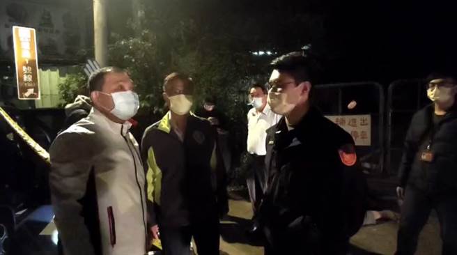 新北市14日晚间发生超商抢案，市长侯友宜（左1）赶赴现场讚扬缉匪的吉埔所所长张凯昱（右2）。（警方提供）