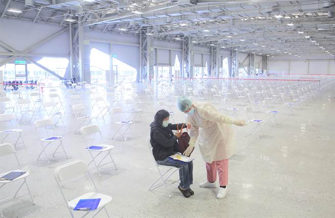 醫師認為，打疫苗是為了預防重症，與絕對保護力無關，目前對Omicron的研究，也不能證明疫苗失效。（資料照）