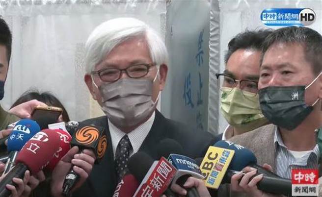 四大公投倒数3天，中选会演练实际投票流程，图为中选会主委李进勇。(取自中时新闻网直播)