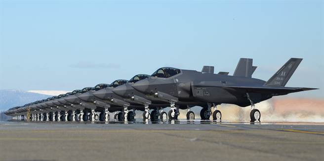 25架F-35A戰機2021年4月7日在阿拉斯加艾爾生空軍基地（Eielson Air Force Base）一字排開，準備起飛參加軍演的畫面。（美國空軍）