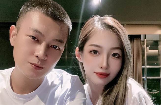 凤梨晒出与女友的甜蜜合照。（图／吴泓逸脸书）