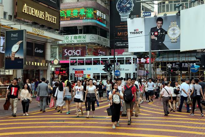 當地時間12月14日，中國駐英使館就英國政府發表第49份《香港問題半年報告》答記者問。使館發言人稱，英方不顧中方反對，執意發表所謂《香港問題半年報告》，歪曲事實、顛倒黑白，干涉中國內政，嚴重違反了國際關係基本准則。（新華社）