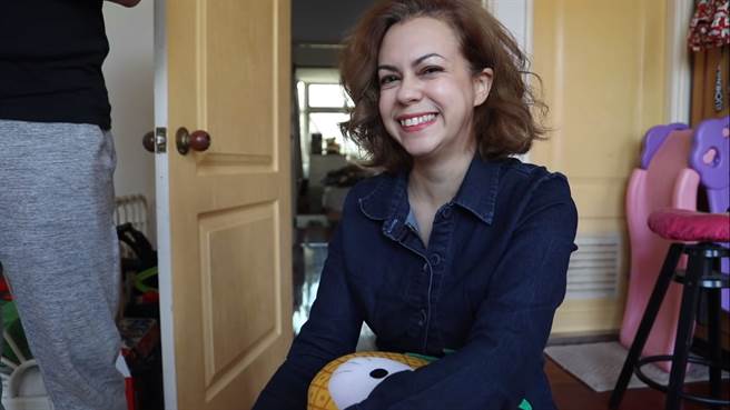 来自巴西女孩Faby分享，妈妈嫁给台湾男生后，带她们移民到台湾，给她们安定的生活，后来她也嫁给台湾男生。（图／翻摄自《不要闹工作室》）