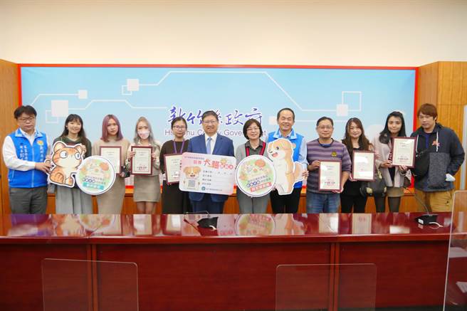 新竹縣長楊文科（左六）日前在主管會報中，辦發感謝狀給參與「新竹縣動物收容所犬貓優惠方案」的店家。（莊旻靜攝）