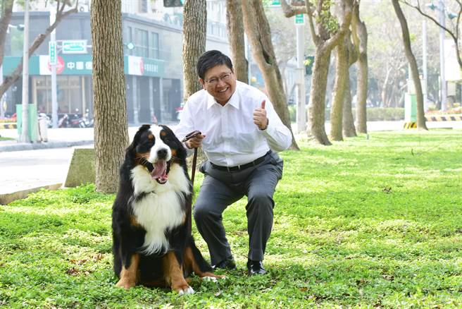 新竹縣長楊文科期望新竹縣邁向友善動物城市，鼓勵民眾以認養代替購買。（莊旻靜攝）