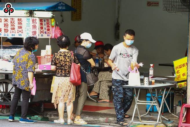 為振興受到疫情影響的店家，行政院日前發出振興券。（報系資料照）