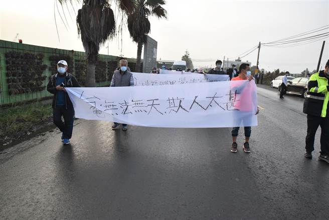 高雄市永安區烏林投居民15日拉白布條，抗議台電興達電廠施工導致魚類大量死亡，並帶來噪音及導致房屋龜裂等問題。（林瑞益攝）
