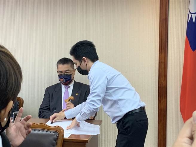 內政部長徐國勇今拄著拐杖前往立法院內政委員會備詢引關注。（張薷攝）