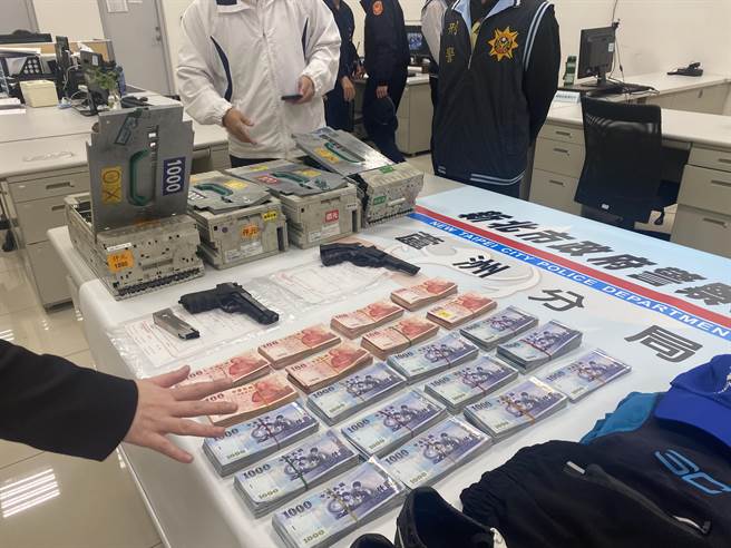 3人5天前就开始演练行抢快速道路旁、五股山区超商ATM，刘、项男早到7分钟，趁保全补钞时机持抢，抢走121万余现金(戴上容摄)