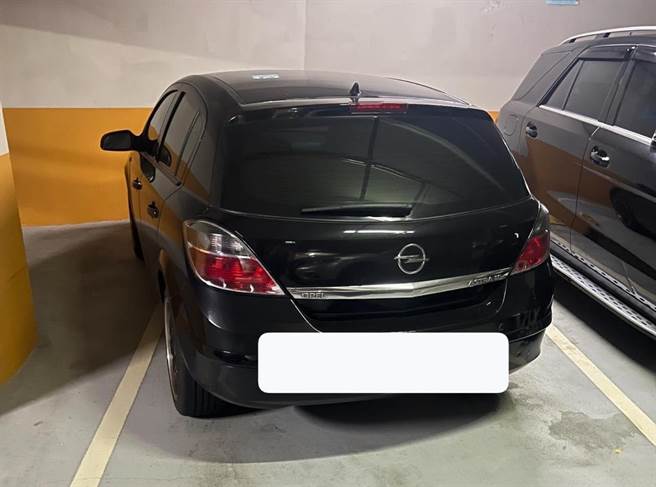 有网友反应，自家车位总被邻居「临停」，让他相当困扰。多数网友则建议加装「车位锁」，不怕车位被占用。（图／翻摄脸书社团爆怨2公社）