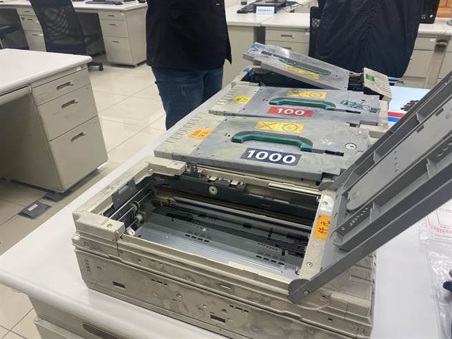 图为起获的空气枪(戴上容摄)