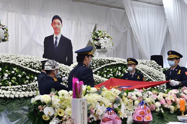 行政院依奖章条例特颁给三等楷模奖章及奖章证书，并请台中市政府警察局副局长林国清代为转颁予韩姓员警的家属，以表彰功蹟。（民眾提供／卢金足台中传真）