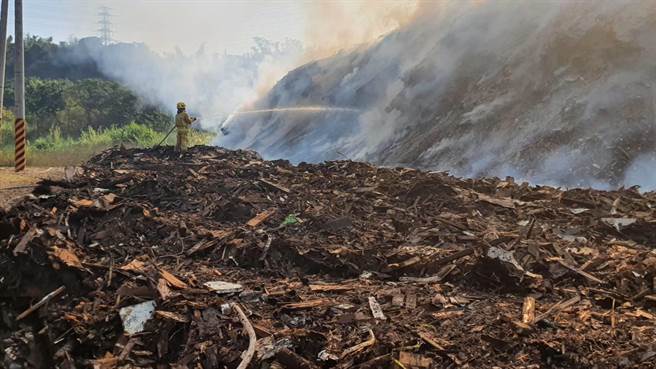 花壇保育林濫倒2000公噸建築廢棄物，限期清運前卻起火燃燒。（彰化縣消防局提供／吳敏菁彰化傳真）