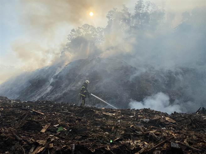 花壇保育林濫倒2000公噸建築廢棄物，限期清運前卻起火燃燒。（彰化縣消防局提供／吳敏菁彰化傳真）