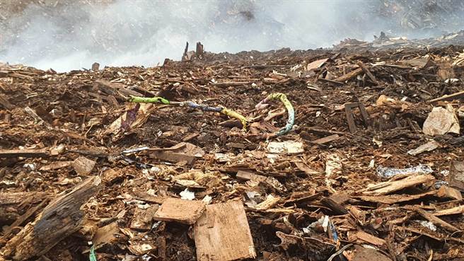 花壇保育林濫倒2000公噸建築廢棄物，限期清運前卻起火燃燒。（彰化縣消防局提供／吳敏菁彰化傳真