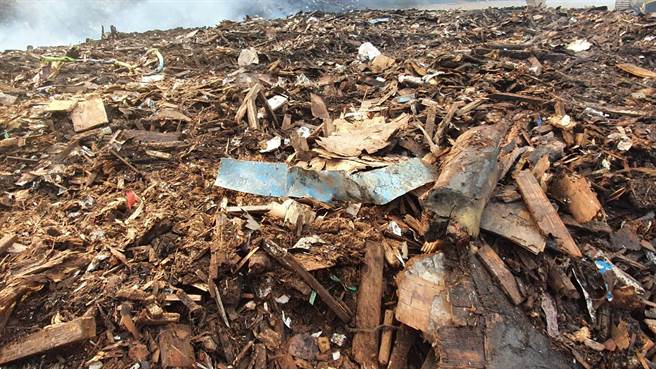 花壇保育林濫倒2000公噸建築廢棄物，限期清運前卻起火燃燒。（彰化縣消防局提供／吳敏菁彰化傳真