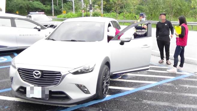 透過車牌辨識系統，在蘇花改揪出欠稅車，車主被攔獲。（行政執行署花蓮分署提供／王志偉花蓮傳真）