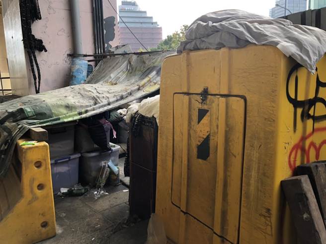 老翁在市民大道橋下餐風露宿。（楊亞璇攝）