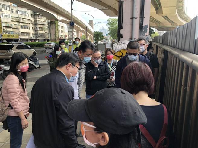 老翁在市民大道橋下餐風露宿，張茂楠與社會局今早前往現場關切。（楊亞璇攝）