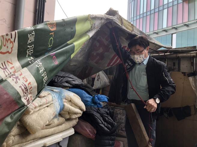 老翁在市民大道橋下餐風露宿。（楊亞璇攝）