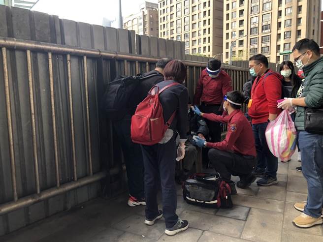 醫療人員檢查老翁身體狀況。（楊亞璇攝）