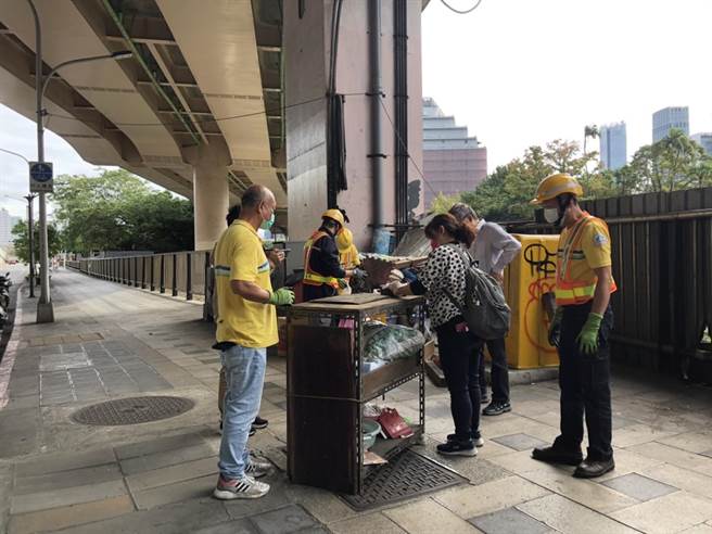 環保局整理老翁物品。（楊亞璇攝）