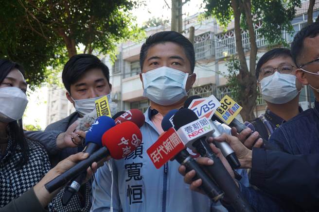 台中市第二选区立委补选候选人顏宽恒呼吁全国乡亲「一人一信向NCC检举」。（王文吉）