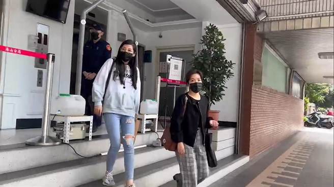 前JKF女郎賈曈曈今至警局說明。（王揚傑攝）