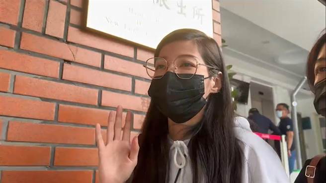 前JKF女郎賈曈曈今至警局說明。（王揚傑攝）