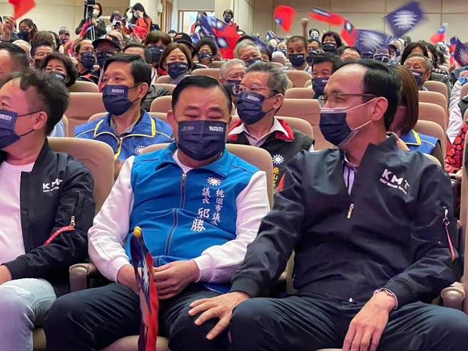 桃園市議長邱奕勝(左)辭去國民黨桃園市黨部主委後首度與黨主席朱立倫(右)同台，兩人互動熱絡。(呂筱蟬攝)