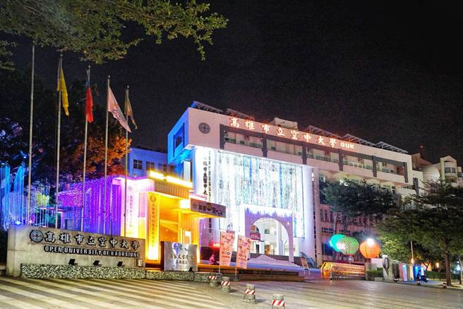 高雄空大圣诞花灯将校园妆点美不胜收。(图/高雄空大提供)