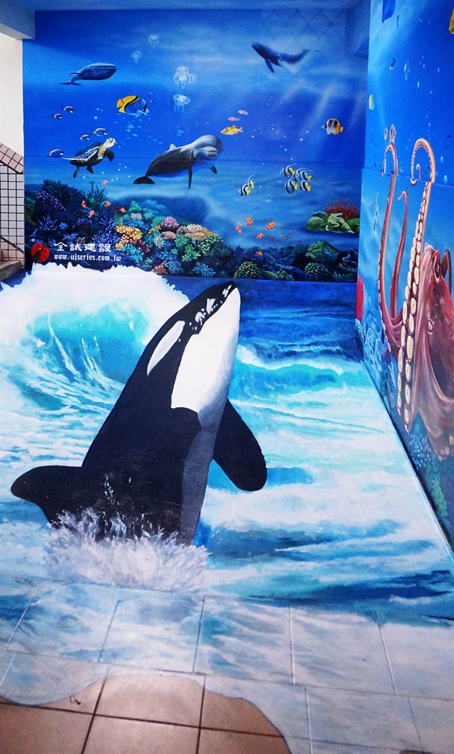 全诚建设董事长翁玉珠校友捐赠高雄空大「知识如海」3D立体彩绘，鲸鱼跃出水面活灵活现。(图/高雄空大提供)