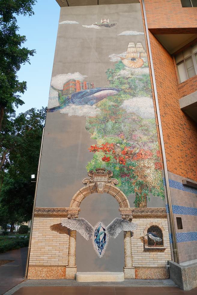 高雄空大校园「迈向空中殿堂」马赛克艺术壁画宽4公尺、高10公尺，下方张开的羽翼，站立其中拍照，犹如身长翅膀翱翔在幸福云端。(图/高雄空大提供)