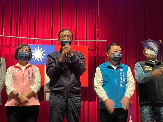 国民党主席朱立伦(左二)强调与新北市长侯友宜之间有良好沟通。(吕筱蝉摄)