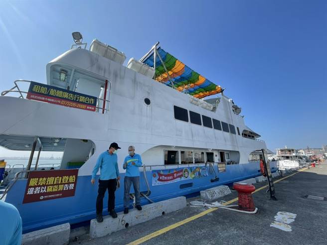 与高雄轮船公司合作，游客搭观光船饱览高雄港风光，还能搭配在地农产品美食。（洪靖宜摄）
