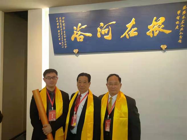 全球客家崇正会联合总会总执行长曾观涛发表声明支持公投议题-右起新闻发言人郑海麟博士、(中)曾观涛总执行长。(图/全球客家崇正会联合总会提供)