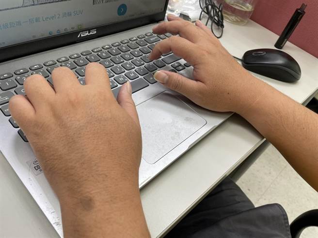 高雄某高职校内电脑系统遭人窜改密码，经过调查，发现凶手竟是校内19岁的蒋姓同学，他利用担任学务处工读生帮忙登载旷课纪录时，除了更改7位教职员密码，更帮忙自己及12位同学调高10项科目的考试成绩。（示意图／洪浩轩摄）