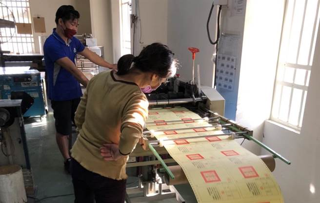 彰化縣選委會已經印製完成4案、共424萬6284張公投選票，16日點交給各鄉鎮公所。（彰化縣選委會提供／吳敏菁彰化傳真）