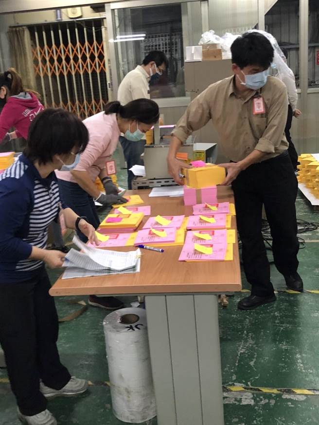 彰化縣選委會已經印製完成4案、共424萬6284張公投選票，16日點交給各鄉鎮公所。（彰化縣選委會提供／吳敏菁彰化傳真）