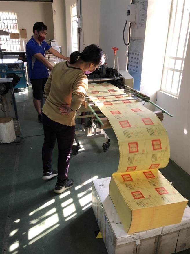 彰化縣選委會已經印製完成4案、共424萬6284張公投選票，16日點交給各鄉鎮公所。（彰化縣選委會提供／吳敏菁彰化傳真）