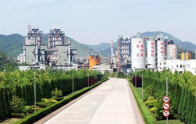 亚泥荣获投资人关系杂志「大中华地区原物料产业最佳投资人关系」奖，亚泥（中国）的每一座厂，都是现代化的不落灰水泥厂。图／亚泥提供
