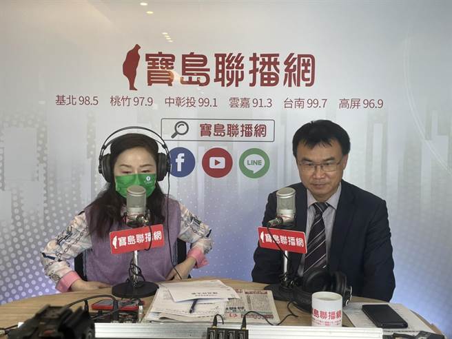 陳吉仲今於寶島聯播網《新聞放鞭炮》接受專訪。（李柏澔攝）