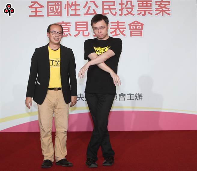 「馆长」陈之汉今日于脸书PO文，暗指重启核四公投领衔人黄士修于电视说明会上的「JOJO立」学得不像，黄士修表示，这和健身一样需要锻炼。（郑任南摄）