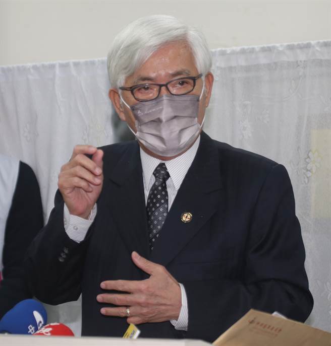 因应18日举行的4项公投，立法院内政委员会15日考察台北市中正区梅花里的公投投票所设置情形，中选会主委李进勇表示，公投当天虽然可以宣传，但是不得穿戴与公投相关的文字、符号、图像的物品进入投入投票所30公尺范围内，并表示公投开票「准确第一、迅速第二」，虽目前无法确定几点可以开完票，但至少晚上10点前会有结果。（陈君玮摄）