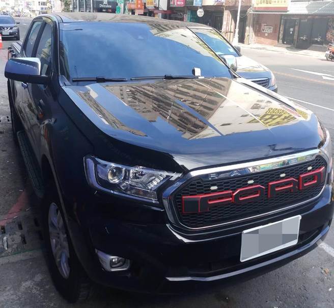 高雄傅姓男子积欠近千张交通罚单、牌照税、燃料费及健保费未缴，累欠金额高达58万余元，行政执行署高雄分署近期查出傅男新车的停放位置，出狠招准备查封，才迫使傅男乖乖缴出一半欠款。（行政执行署高雄分署提供／洪浩轩高雄传真）