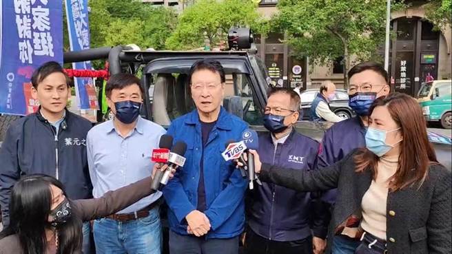 战斗蓝今天到新北市板桥区车队扫街。（叶元之提供）